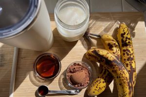 chocolate banana smoothie ingredients, cacao powder, ripe bananas, oat milk, agave, vanilla extract