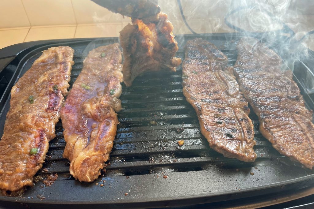 kalbi smoking on electric grill