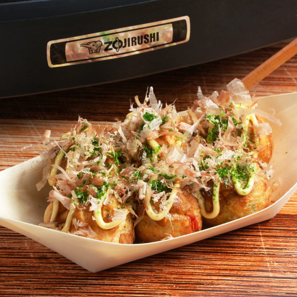 6 Takoyaki on the plate